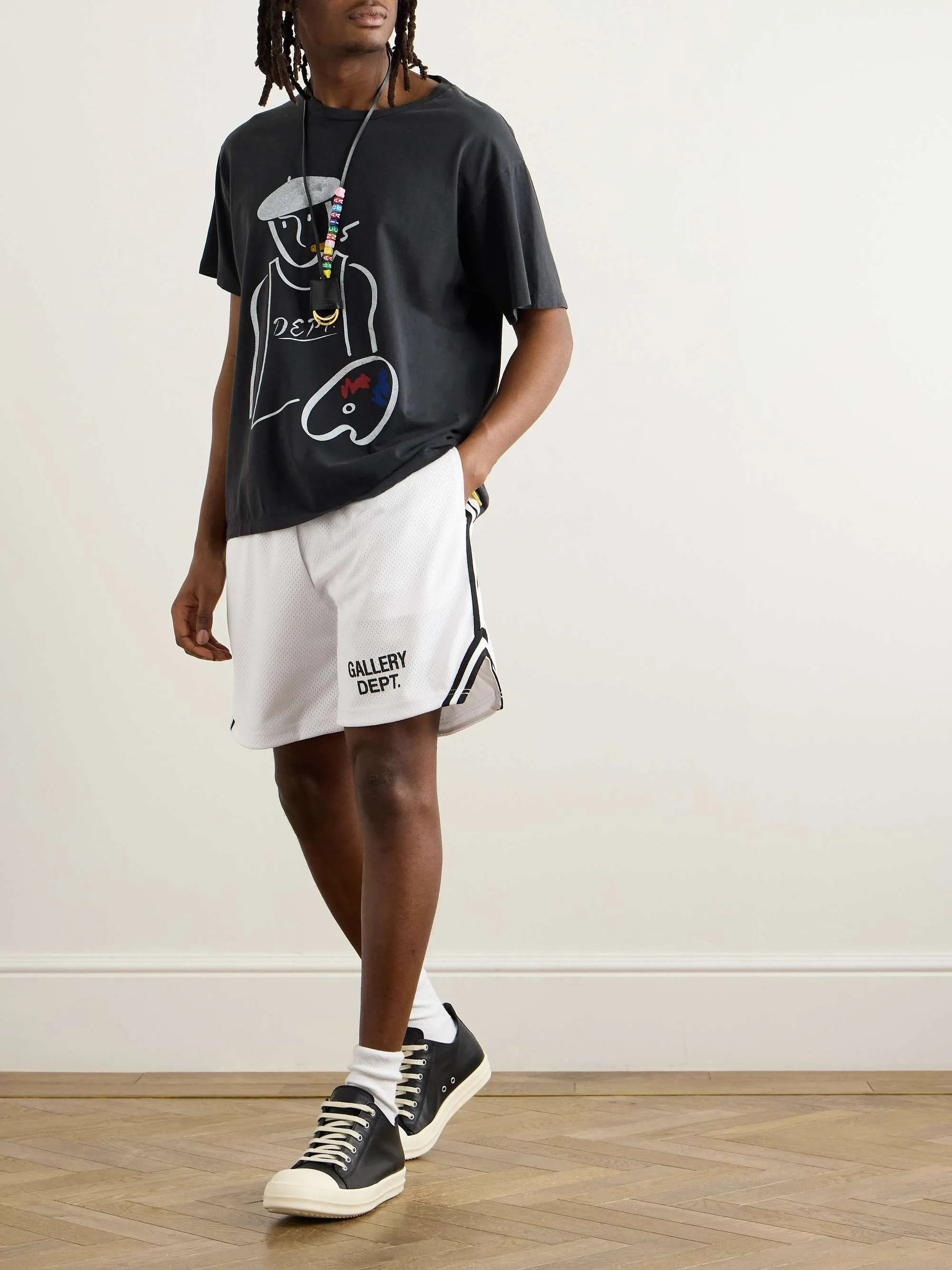 GALLERY DEPT. VENICE COURT SHORTS English mesh shorts Logo webbing wide-leg basketball shorts Black and white S-XL Original molding Loose wide-leg version American boys' first choice Breathable mesh fabric Superimposed soft material inside Comfortable and easy to match Custom-woven original consistent webbing/main mark/component wash mark Details are enlarged to follow